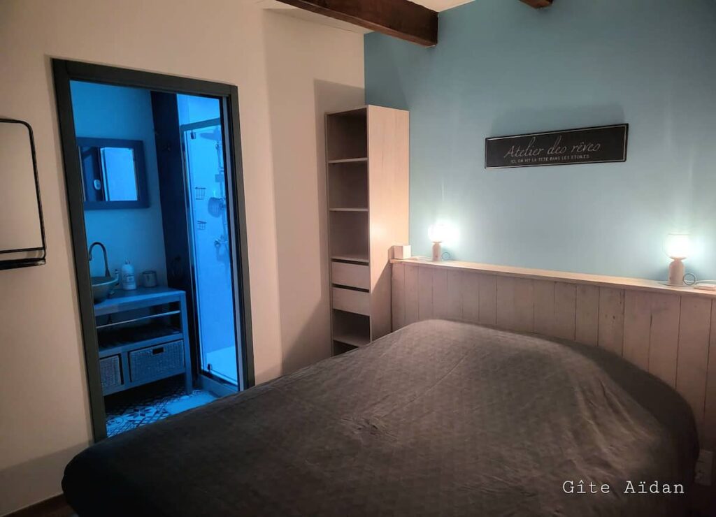 Vue Chambre et SDB Gîte Aïdan